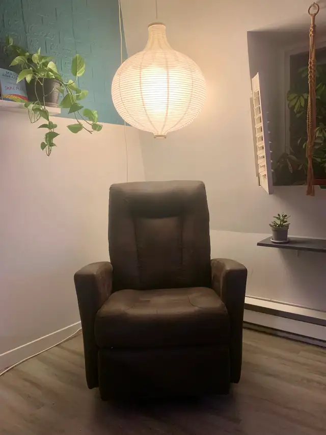 Fauteuil Elran modèle L0312 en parfaite condition 400$ in Chairs & Recliners in Thetford Mines - Image 2