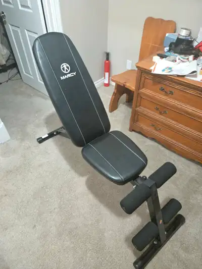 This is a used Marcy adjustable workout bench perfect for various exercises and strength training ro...