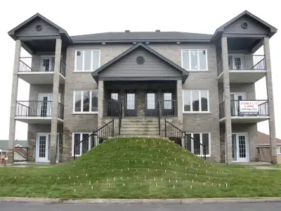GRAND 5 1/2 À LOUER JUILLET gratuit PRÈS DU CHUS AU 738 RUE DES COQUELICOTS SHERBROOKE QC RÉSERVER A...