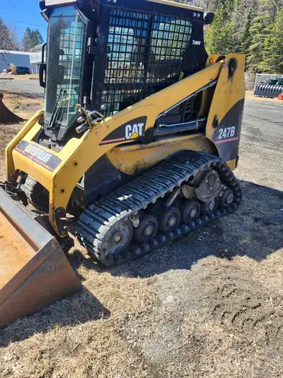 This used Caterpillar 247B is ready to tackle tough jobs with its robust design and reliable perform...