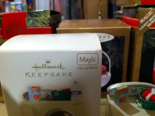 Hallmark - New 2009 Magic "Santa's Merry Machine" Ornament in Arts & Collectibles in Ottawa - Image 5