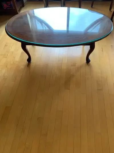 Used Oval wooden coffee table, some scratches, zoom photo to see them 44 x 26 in 112 x 66 cm