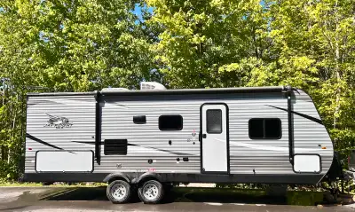 Selling a 2020 Jayco jayflight slx8 242bhs. Barely used, No long hauls. One slide out. 2 double bunk...