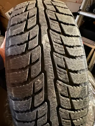 Pneus hiver d'hiver BFGoodrich Winter 225/60r17 , presque neuf, étaient sur Subaru Crosstrek valeur...
