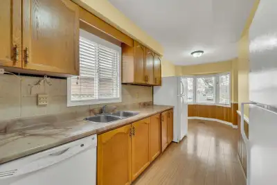 Private Room Available for Female at Brampton near Sheridan College. Rent $550 include Utilities & W...