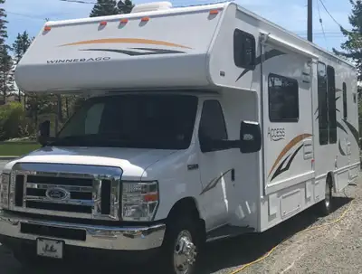 Triton / V10, Ford E450, 305 hp @ 4,500 RPM Gas Regular, Fuel Injected 5 Speed Automatic Length 32.3...