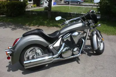 2012 Honda Stateline, V-twin liquid cooled 1300cc, fuel injected. Show room condition, no scratches...
