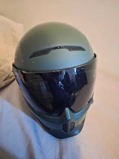 This Ruroc Atlas 2.0 motorcycle helmet features a sleek matte green finish and a dark smoke visor, o...