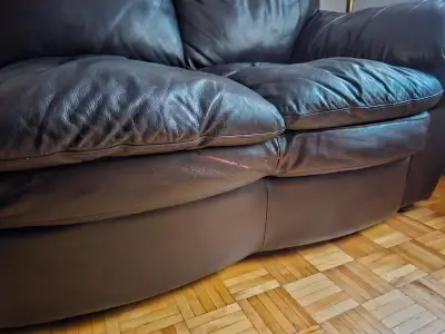 Divan en cuir 3 places avec des traces d'usure (achat fait il y a environ 15 ans) Environnement sans...