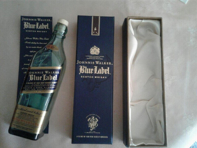 Johnnie Walker 200ml Blue Label Empty bottle in silk-lined box dans Art et objets de collection  à Ville de Toronto