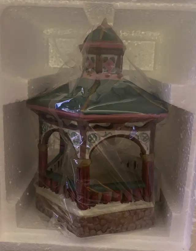 Lemax Gazebo64363357275394122