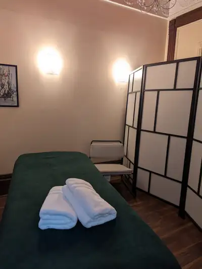 Je suis une massothérapeute agréée. Reçu d'assurances disponibles. Il n'y a pas de douche sur place....
