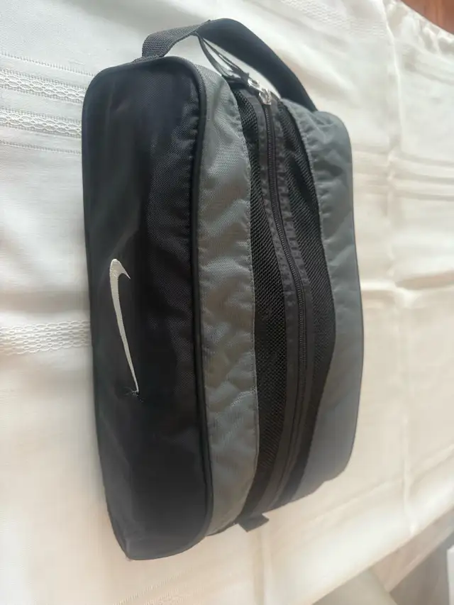 Souliers de golf NIKE, cuir noir à crampons grandeur 12. in Golf in Gatineau - Image 7