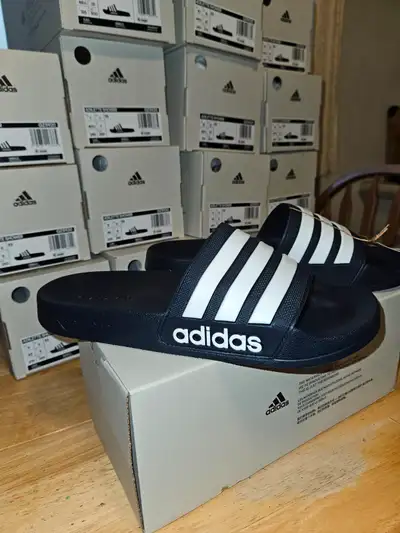 NEUF SANDALES ADIDAS POUR HOMME (AUTHENTIQUE) $25 PAS DE LIVRAISON. POINTURE DISPONIBLE (7) (8)(9)(1...