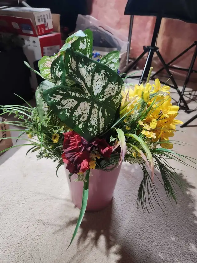 Flower Arrangement in Home Décor & Accents in Edmonton - Image 4
