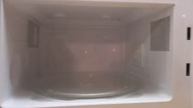 Microwave GE White 1100W in Microwaves & Cookers in Mississauga / Peel Region - Image 6