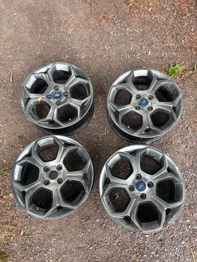 USED SET OF 17" FORD WHEELS 2017 Ford Ecosport (Will also fit most Ford Focus) 17" 4x108 One centre...