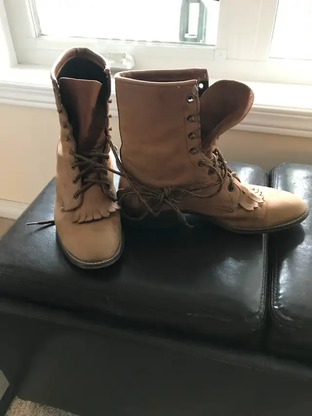 Women’s Laredo Lace-Up Ropers, tan in colour - Size 8 1/2 Used G628643652692511212
