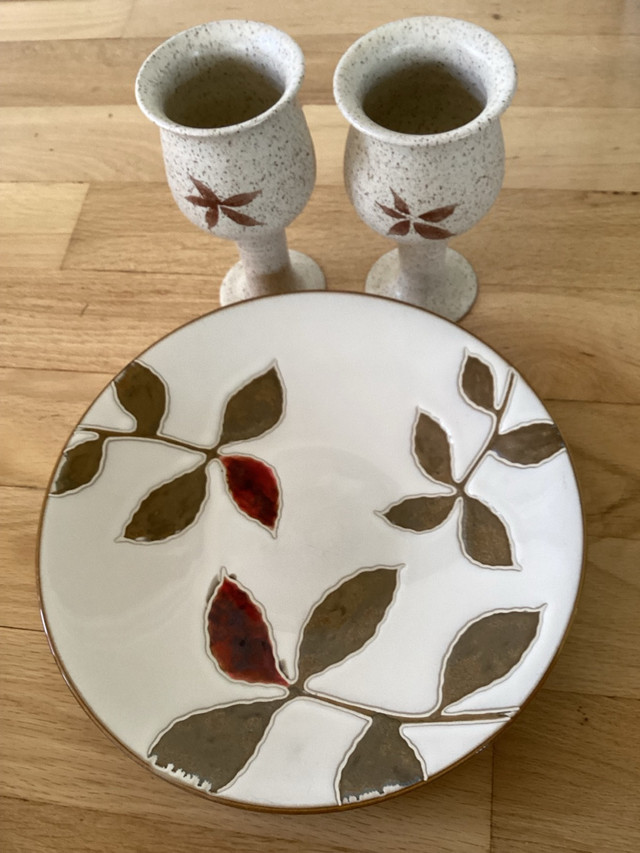 Pair of Vintage Stoneware Wine Goblets Leaf Design dans Vaisselle et articles de cuisine  à Ouest de l’Île - Image 4
