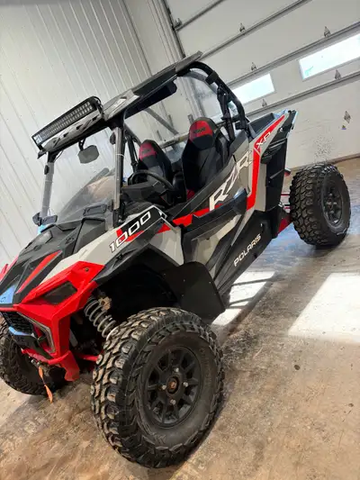 Selling my 2022 rzr 1000xp premium 3000 miles 30” tires Full and half windshield with rear also Boss...