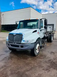 2007 international 4300 cab and chassi