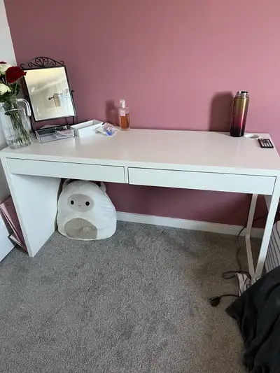 Excellent condition Desk only (Items in the picture are not included) Pick up in North Edmonton