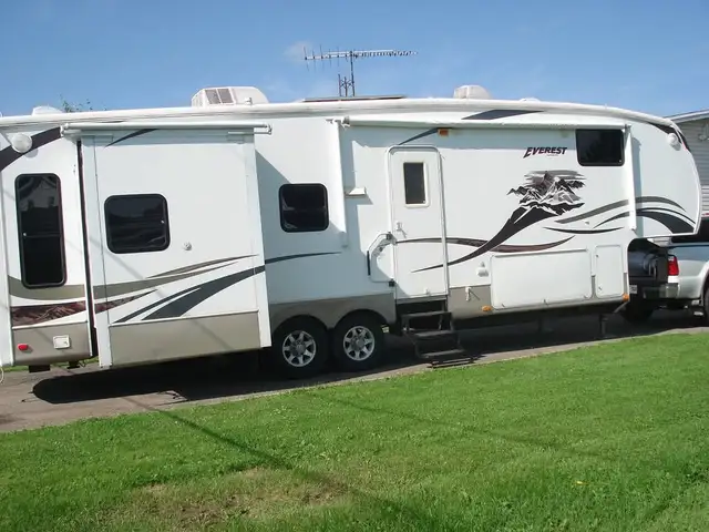 2008 Everest 305t avec panneaux solaires (fifth wheel) in RVs & Motorhomes in Victoriaville - Image 2