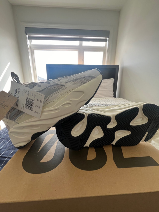 BRAND NEW ADIDAS YEEZY 700 V2 STATIC SIZE 10 in Men's Shoes in Ottawa - Image 2