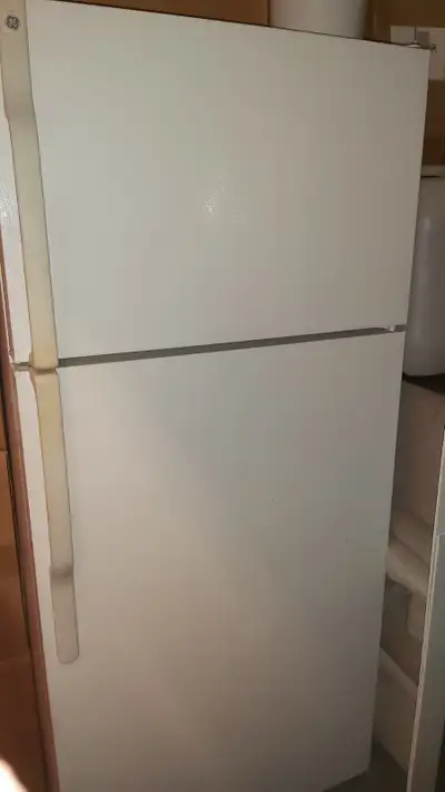 Réfrigérateur GE 125$ et cuisinière Frigidaire 125$, View more