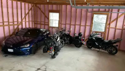 • Our garage in Troy ( 20 minutes west of Waterdown ) is clean, dry, and well maintained. • Has Hydr...