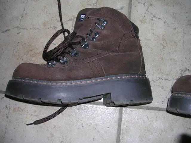 Botte d'hiver in Women's - Shoes in Québec City - Image 4