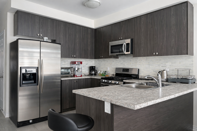 Cozy 2BR Townhome—Steps to Plaza, 5 Mins to Innisfil Beach Park! in Ontario in Canada - Image 6