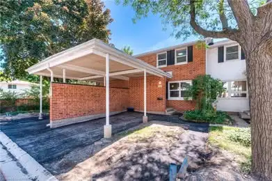 Room for Rent – Spacious Townhouse in Prime Waterloo Location (Keats Way) *Utilities Included Lookin...