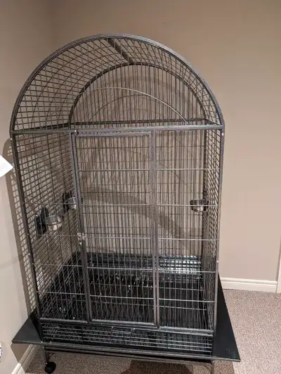 6ft by 4ft parrot cage . Basically brand new , no scratches , breaks or anything wrong with it . Con...