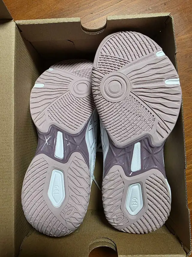 Asics Gel Rocket 11 women's size 6 in Women's - Shoes in Norfolk County - Image 6