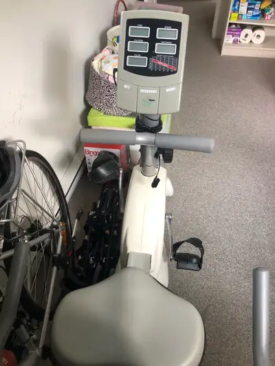 Je donne un vélo stationnaire, idéal pour l'entraînement à domicile. Il est en état usagé. N'hésitez...