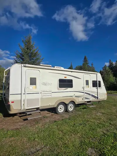 Selling 2003 trail lite camper, everything works as it should, 1 Slide out Fridge Furnace A/C Hot wa...