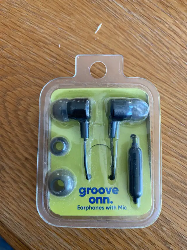 Groove Onn Ear Buds Headphones in General Electronics in Edmonton - Image 2
