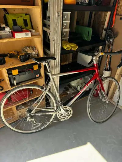 vélo de route de marque Giant en très bon état , View more