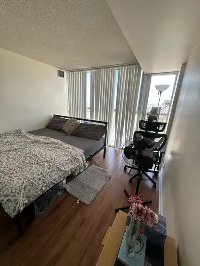 MASTER BEDROOM FOR RENT IN HEART OF MISSISSAUGA ADDRESS: 25 TRAILWOOD DRIVE MISSISSAUGA AVAILABLE IM...