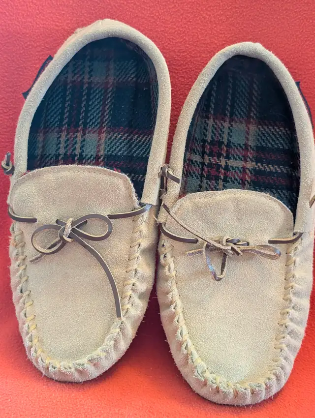 Men's size 8 soft beige moccasin slippers in Men's Shoes in Edmonton - Image 2
