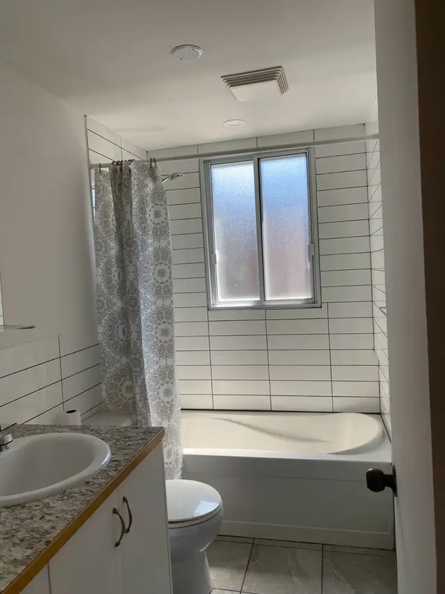 4/12 metro Langelier avec stationnement et locker in Long Term Rentals in City of Montréal - Image 5