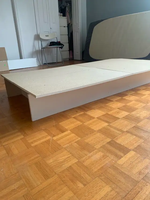 Base de lit plateforme simple  in Beds & Mattresses in Longueuil / South Shore - Image 3