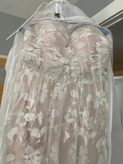 Label Size 12 (think it would be an 8- 10 street size) Includes belt Has been dry cleaned Felicity b...