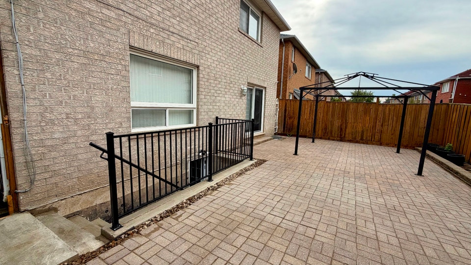 ACCOMMODATION AVAILABLE IN BRAMPTON NEAR MOUNT PLEASANT GO! 2