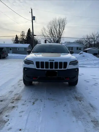 Selling my 2019 Jeep Cherokee Trailhawk. Good condition and fully loaded with features: -Heated & AC...