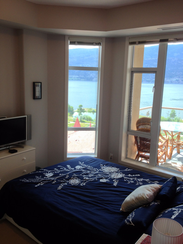 PENDING 1BR Den Dntn CondoPanoramic Lake Views from 14th Flr Long