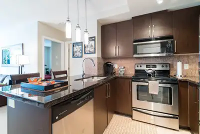 BEAUTIFUL 2-BED, 2-BATH Condo Near SkyTrain in Downtown New West