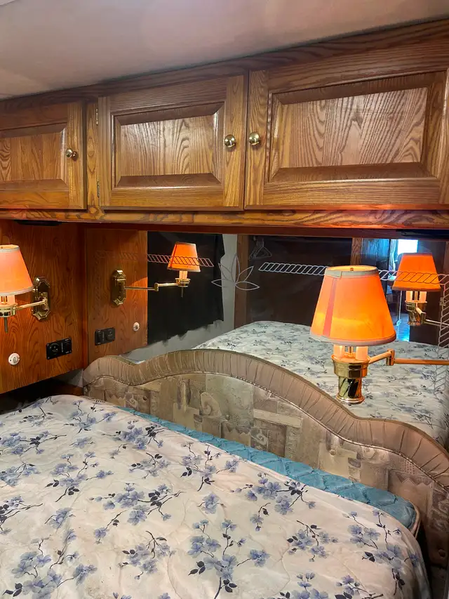 1998 Monaco Diplomat 38’ Diesel Class A Motorhome in RVs & Motorhomes in Lethbridge - Image 6