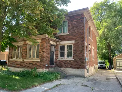 This one bedroom basement apartment was recently renovated and boasts a large bedroom with walk in c...